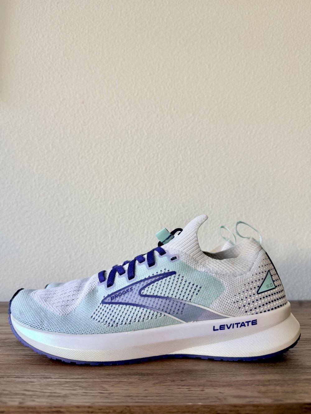 Brooks Women’s Levitate 5 in White/Yucca/Teal (Size: 8.5-B) Excellent/Like New - Picture 4 of 10